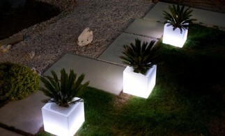 Cubo-fioriera-portavasi-luminoso-led-batteria-segnapassi.jpg